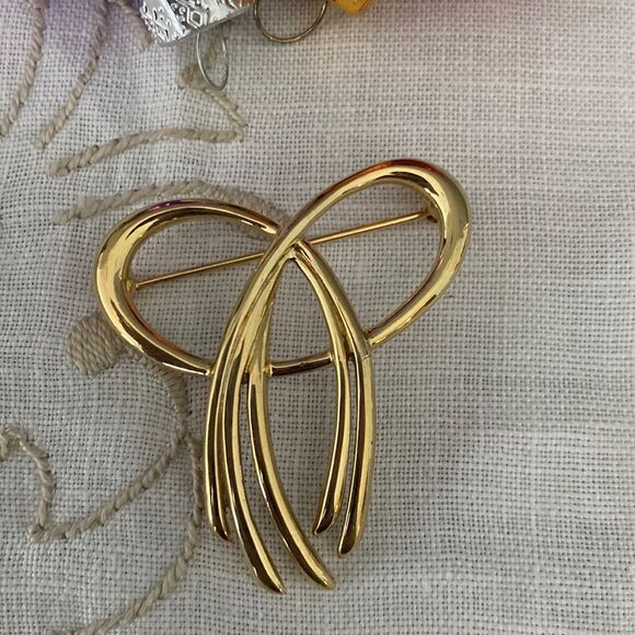 Lot of 4 Trifari Earrings & Brooches - Picture 9 of 13